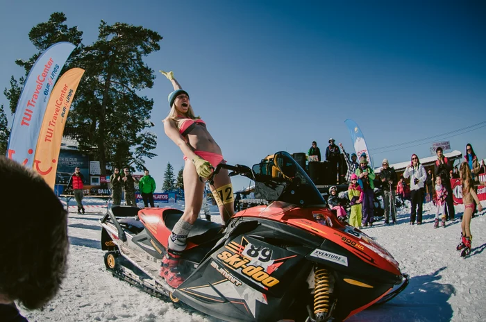 
    Fetele au îndurat frigul cu stoicismFoto Click!  