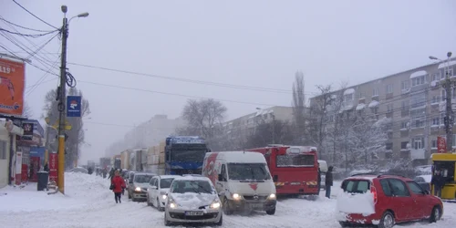 Circulaţia se desfăşoară cu dificultate