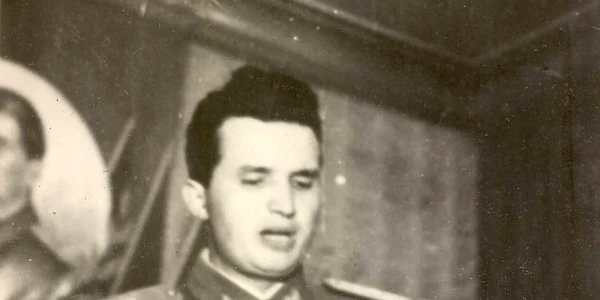 Mai grăsuț decât l au știut majoritatea românilor, Nicolae Ceaușescu, care nu făcuse armata, ținea o cuvântare, la 9 mai 1950, din postura de general și ministru adjunct al Apărării jpeg
