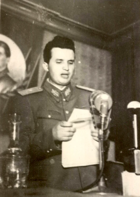 Mai grăsuț decât l-au știut majoritatea românilor, Nicolae Ceaușescu, care nu făcuse armata, ținea o cuvântare, la 9 mai 1950, din postura de general și ministru adjunct al Apărării