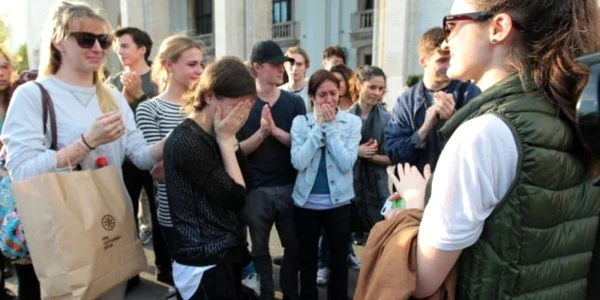Balerinii s-au strâns în faţa Operei pentru a protesta faţă de modul in care Johan Kobborg a fost silit sa demisioneze   FOTO