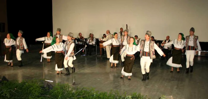 Dansatorii de la "Ţara Vrancei" au acum propria sală de spectacole