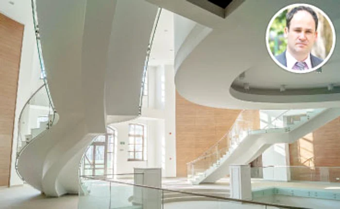 Interiorul primăriei arată ca o galerie comercială. Lipsesc doar scările rulanteFoto: urbology.ro