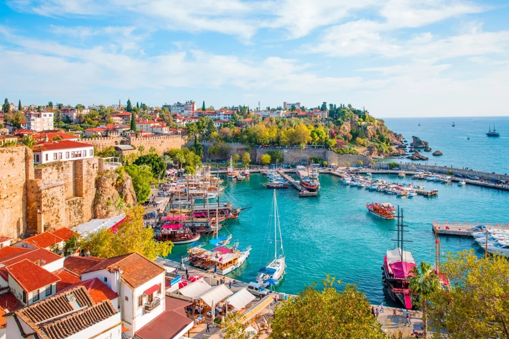 Vacanță transformată în coșmar. Șase români, răniți după o coliziune între două microbuze, în Antalya
