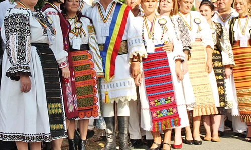 Primarul din Livezile, înconjurat de angajaţi jpeg