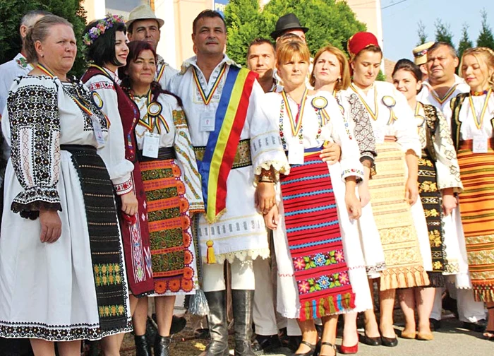 Primarul din Livezile, înconjurat de angajaţi