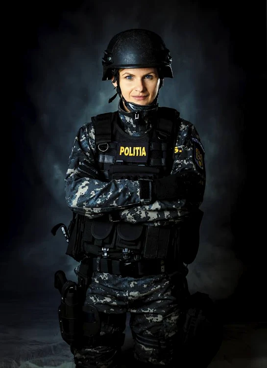 
    Aura este singura femeie-mascat de la SAS BuzăuFoto: Poliția Română  