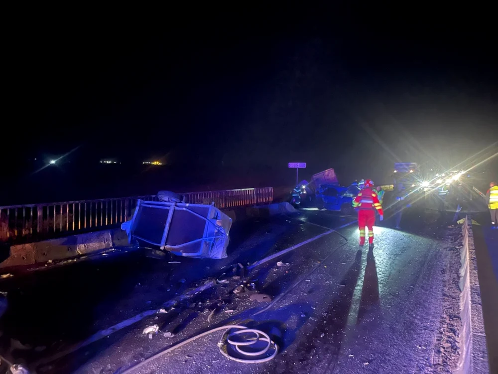 Accident cu cinci victime pe DN1 între Porumbacu de Jos şi Scoreiu - coliziune între un TIR şi două turisme Foto ISU Sibiu