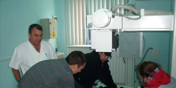 Pelicanul Paul pe masa de radiologie