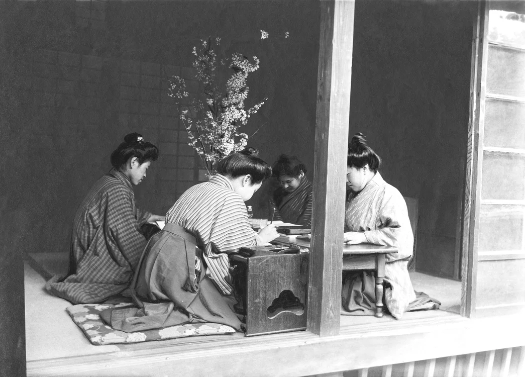 Profesoare la o şcoală de fete din Tokyo (cca. 1910), pregătindu-şi cursurile