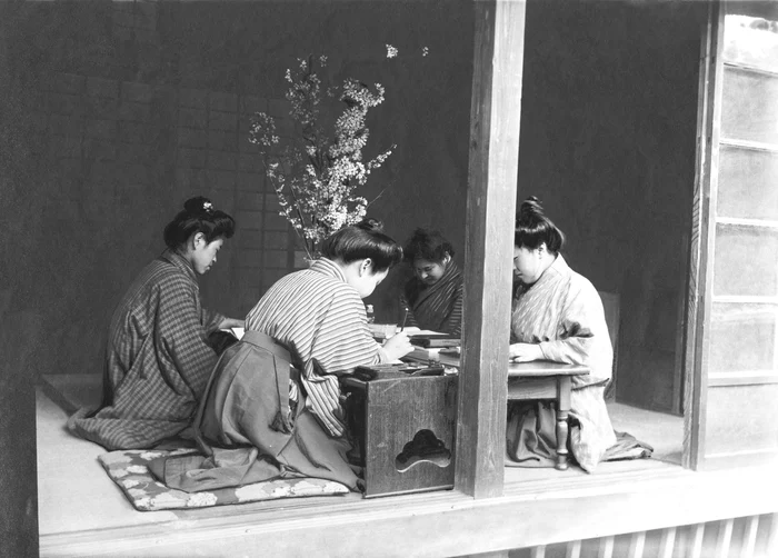 Profesoare la o şcoală de fete din Tokyo (cca. 1910), pregătindu-şi cursurile