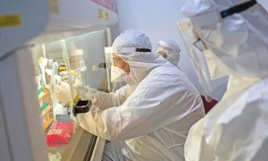 doctori in halate speciale jpeg