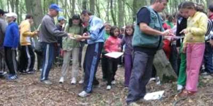 Micii cercetaşi vor trebui să se orienteze prin pădure şi pe timpul nopţii