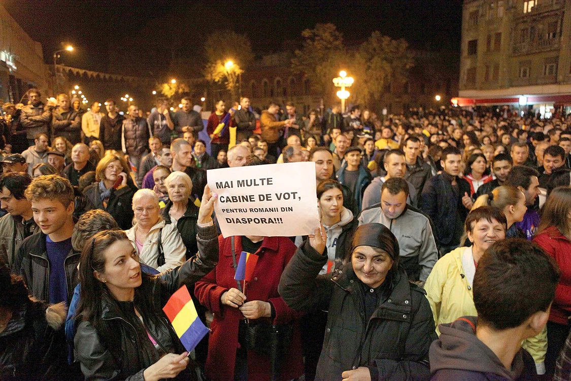 Timişoara: Protestatarii strânşi în centrul oraşului au cerut guvernului să nu mai umilească românii din diaspora