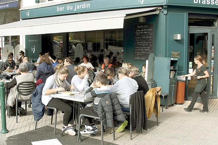 Paris. Terasele din capitala Franţei au fost deschise ca în plin sezon de vară