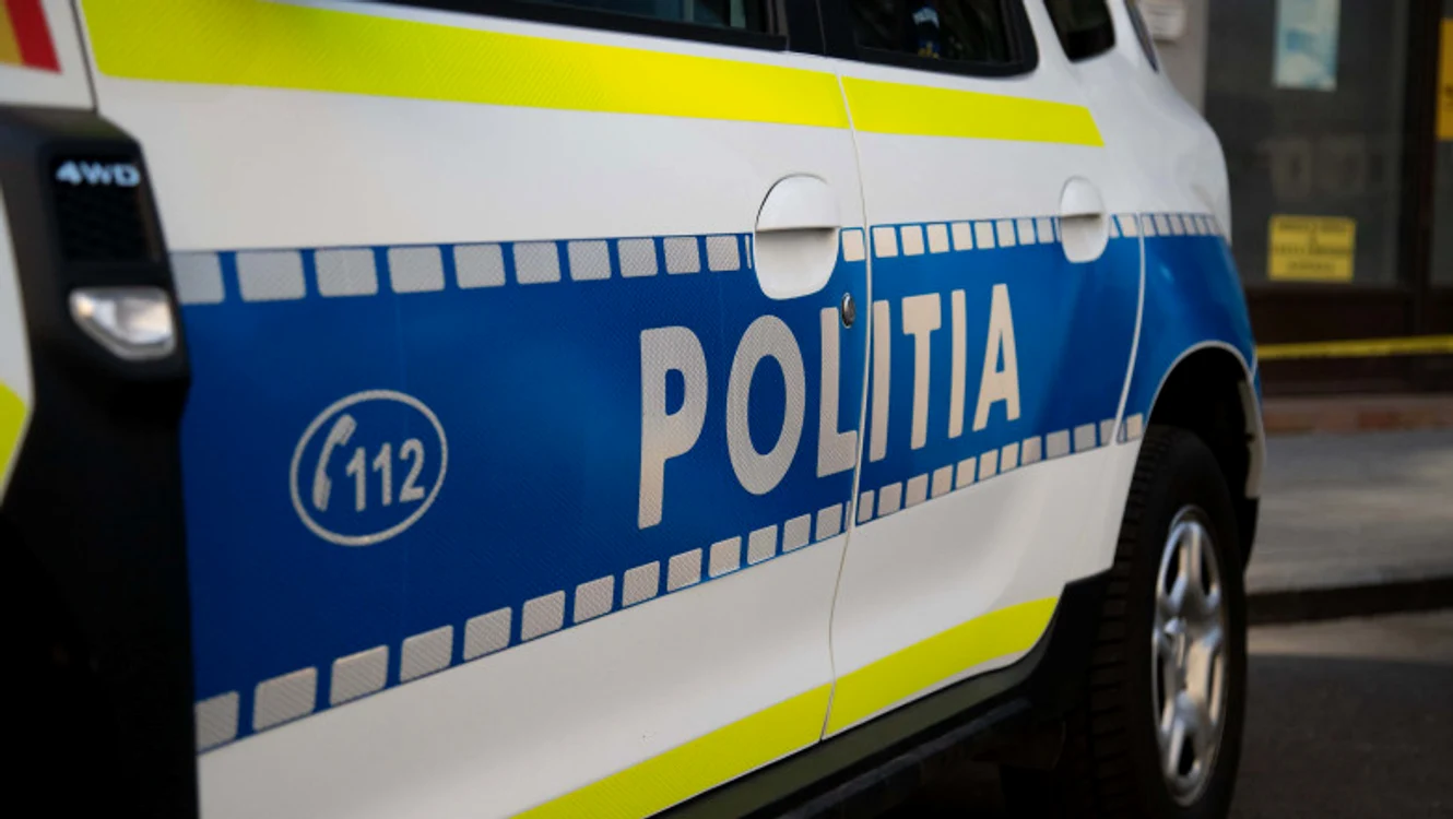 Polițiști atacați de un bărbat înarmat cu un cuțit. 