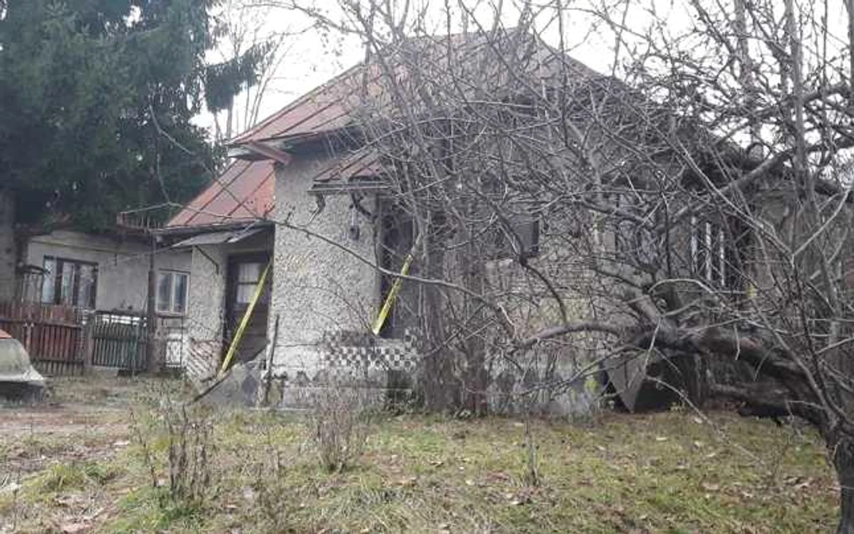 Casa ororilor din Breaza unde un bărbat a dormit timp de un an în acelaşi pat cu sora sa moartă FOTO Diana Frîncu