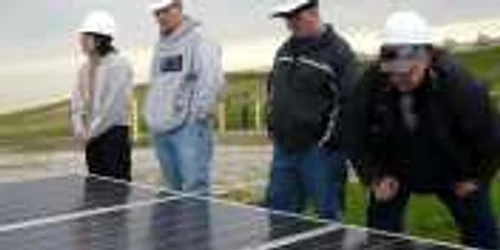 Panourile care produc energie electrică din razele solare sunt soluţii tot mai des folosite şi în România