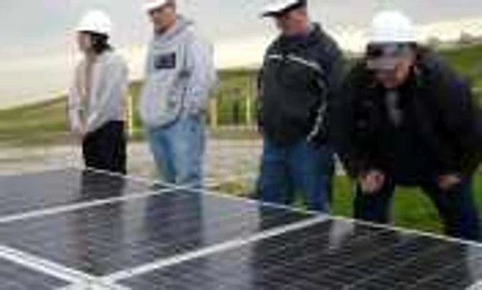 Panourile care produc energie electrică din razele solare sunt soluţii tot mai des folosite şi în România