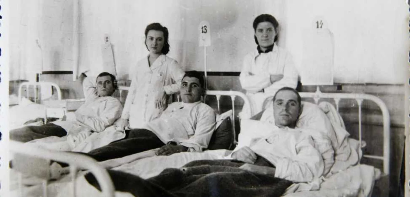 Lidia Platon (stânga), alături de colege ş răniţi FOTO Arhivă personală