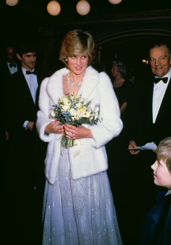 Inelul de logodnă purtat de Lady Di și Prințesa Kate