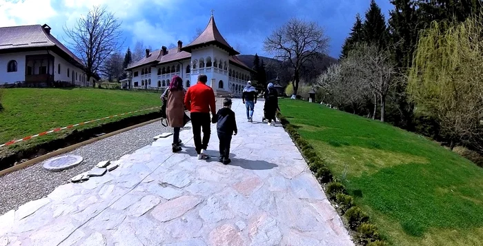 La Mănăstirea Prislop ajung mii de pelerini în fiecare an / foto: adevărul.ro