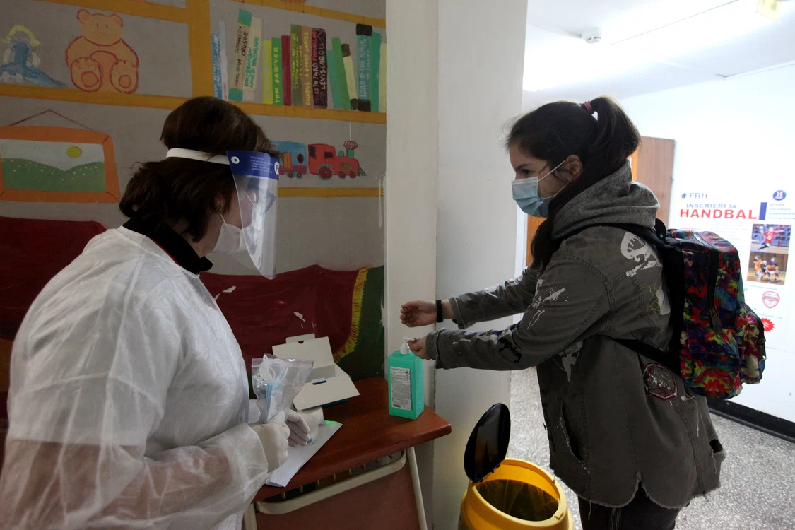 Elevii vor purta mască de la intrarea în școală și vor folosi cât mai des geluri dezinfectante plasate în clase, pe hol și la toalete