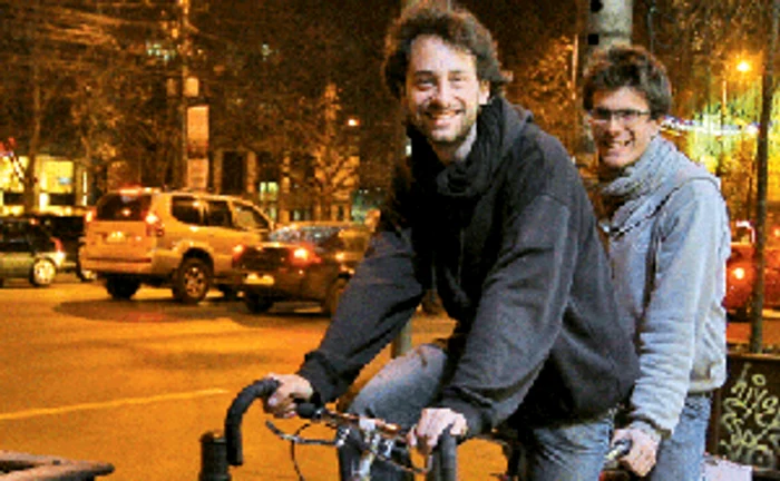 Pierre-Olivier şi Baptiste au ajuns cu bicicleta chiar în centrul Bucureştiului