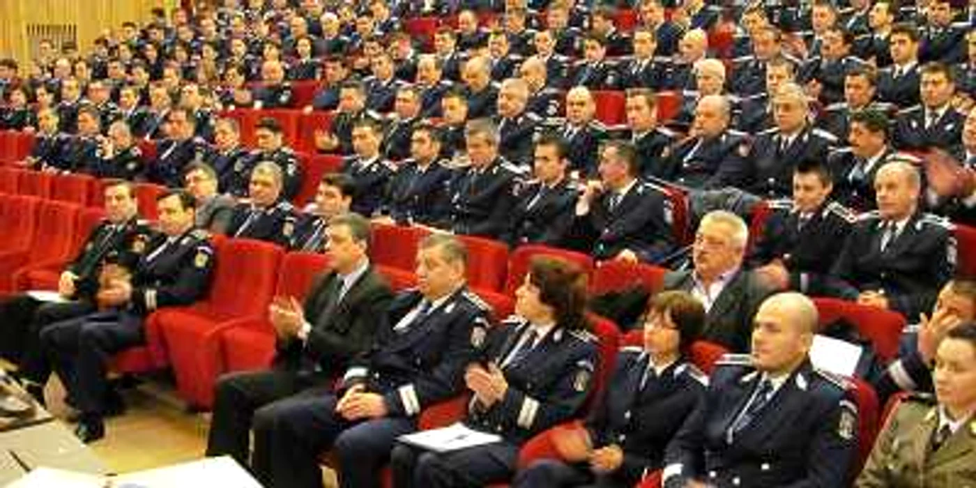 A fost prezent în sala de festivităţi şi fostul şef al IPJ Buzău, Ion Marin                        FOTO: Iulian Bunilă