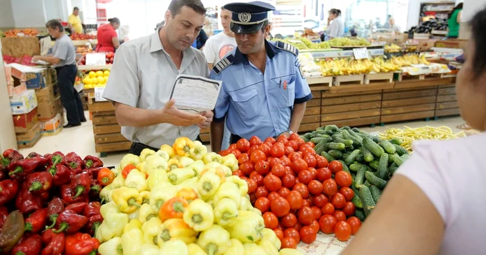 Poliţiştii locali din sectorul 6 i-au verificat pe comercianţii din Piaţa Crângaşi. FOTO PS 6
