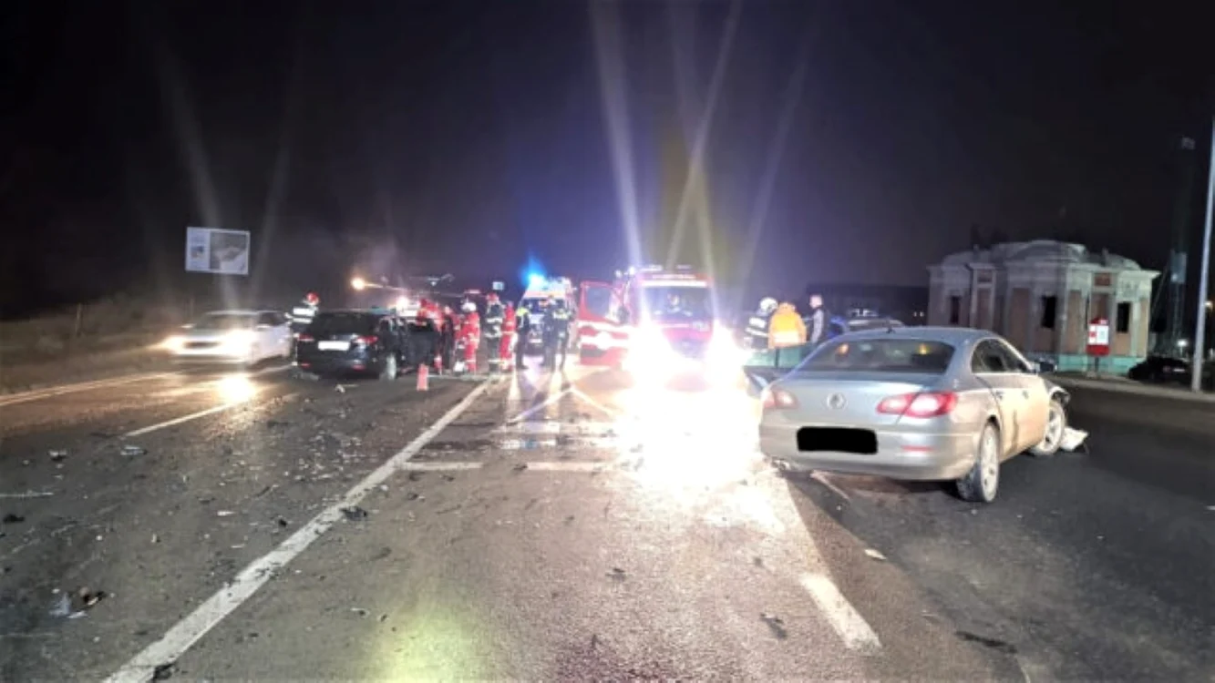 Şapte persoane au ajuns la spital în urma accidentului. Foto ISU Sibiu