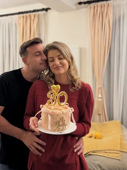 În așteptarea soției sale acasă, Valentin Sanfira a făcut deja bradul și a ieșit la o întâlnire de Ignat, cu câțiva prieteni artiști