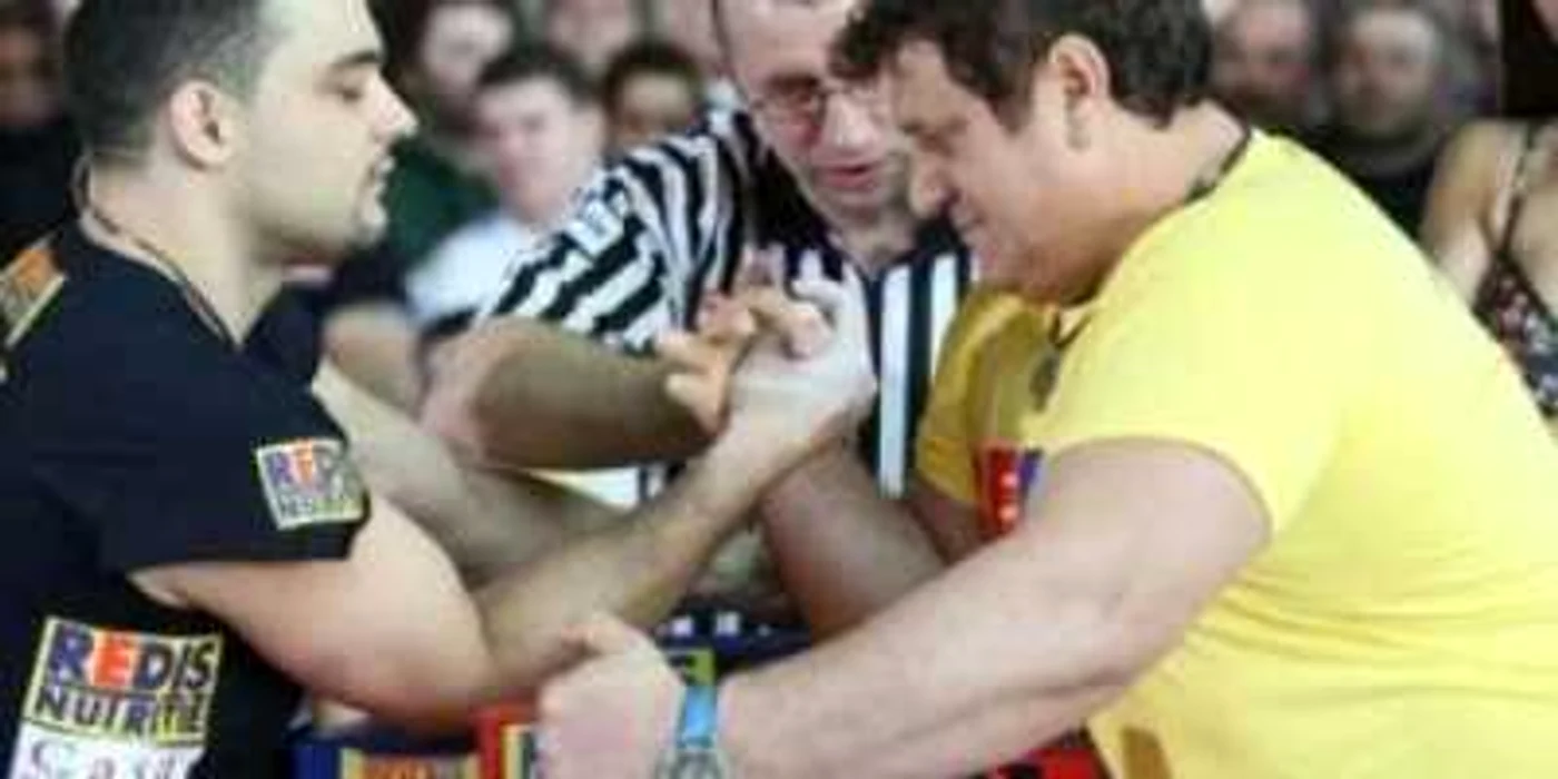 Ion Oncescu (stg) a izbutit sa învingă 300 de oameni în numai 5 ore, cu o singură mână, într-un super-maraton de skandenberg.