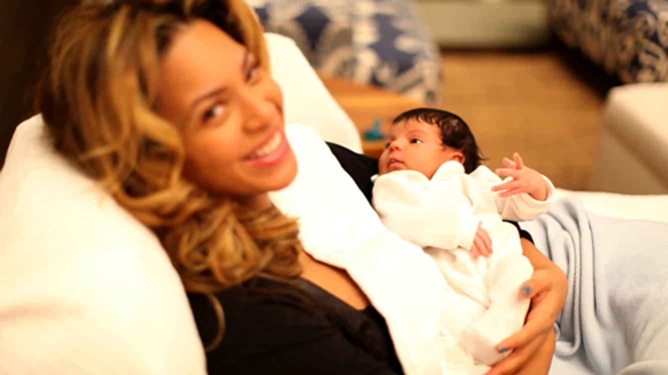 
    Beyonce îşi ţine la piept fiica şi afişează un zâmbet larg  