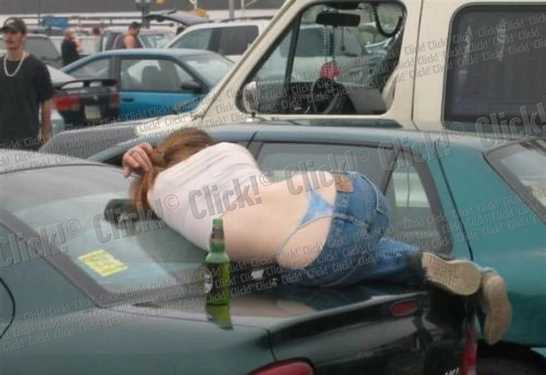 Fete şi băieţi în ipostaze jenante.