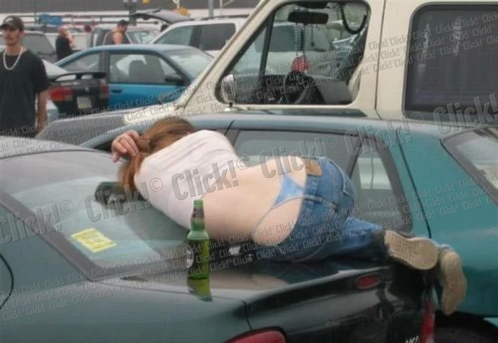 Fete şi băieţi în ipostaze jenante.