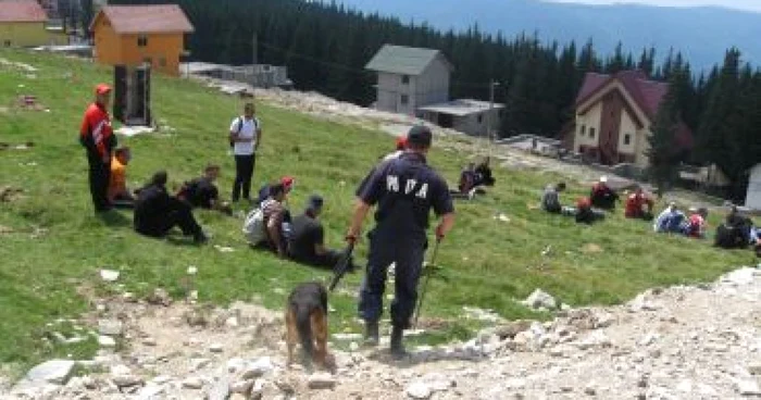 Târgu-Jiu: VIDEO Câinii specilizaţi în depistarea de cadavre au început căutările micuţului (VIDEO)