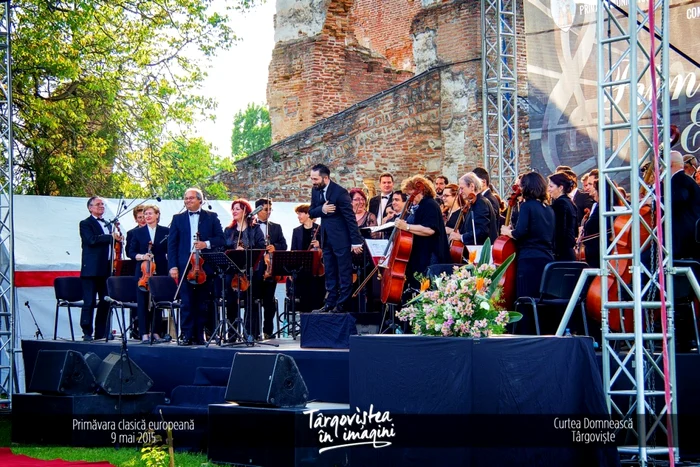 Evenimentul nu putea avea loc fără participarea Orchestrei Simfonice "Muntenia", sub bagheta unuia dintre cei mai mari dirijori români, Daniel Jinga