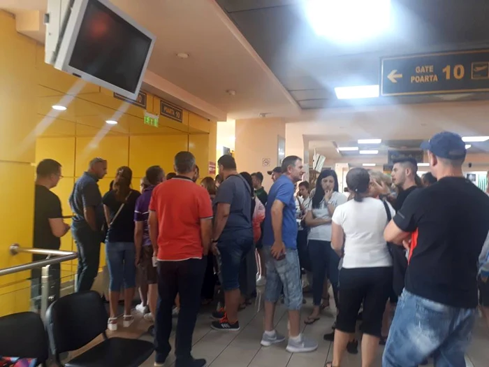 Turiştii au fost nevoiţi să aştepte mai bine de trei ore în aeroport