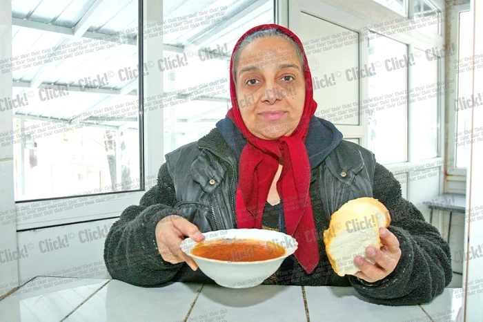 
    Florica Paraschiv: «Vom ajunge să mâncăm toţi la  cantina săracilor» (Fotografii: Sever Gheorghe)  