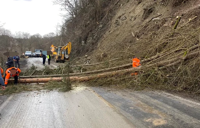 DN75, blocat în urma unei alunecări de teren FOTO DRDP Cluj