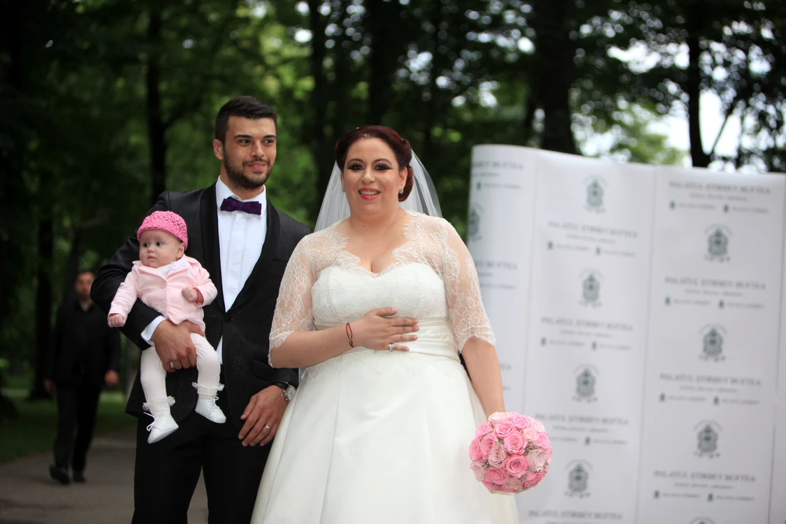 
    Pe 9 iunie 2021, Oana Roman, Marius Elisei și Isa, în Parcul HerăstrăuFoto: Arhivă personală  