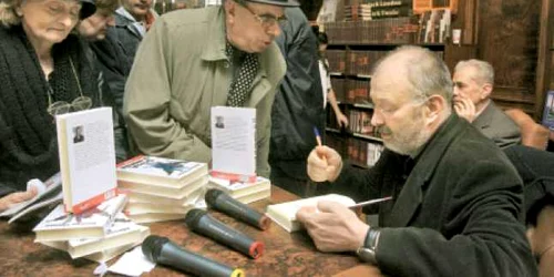 Stelian Tănase, dând autografe la Gaudeamus