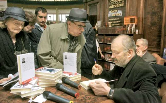 Stelian Tănase, dând autografe la Gaudeamus 