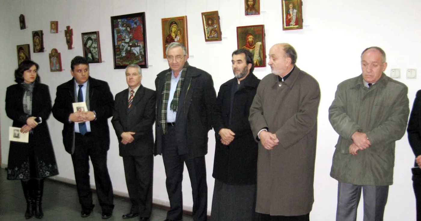 La vernisaj au luat parte preoţi şi oameni de cultură