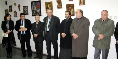 La vernisaj au luat parte preoţi şi oameni de cultură