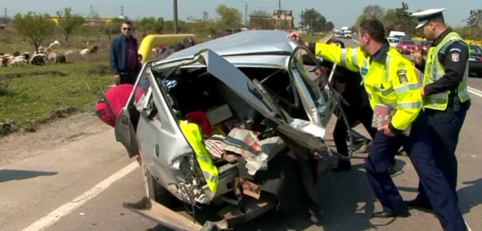 Autoturismul Dacia a fost distrus complet. FOTO Adevărul