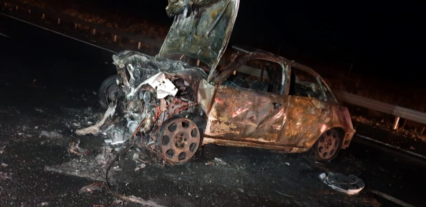 În maşina Audi A4 care a luat foc erau şapte persoane , dintre care patru copii FOTO aradon.ro