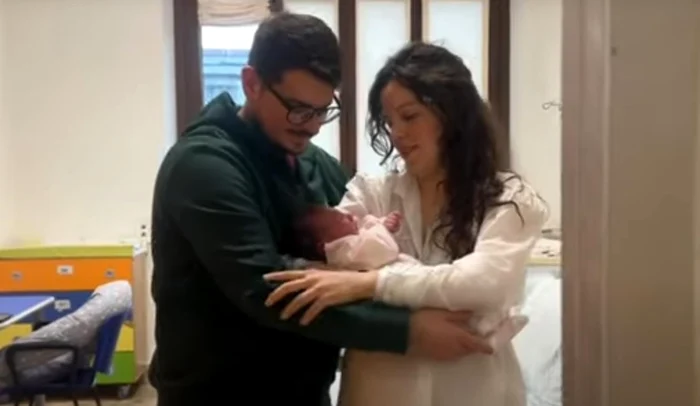 Micuţa Alice şi părinţii ei. Foto captură video
