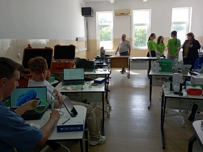 Laborator de informatică la Liceul „Regina Maria” Dorohoi FOTO Cosmin Zamfirache